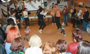 El público asistente bailó al son de la musica tradicional gallega. Foto: Alejandra Plaza.