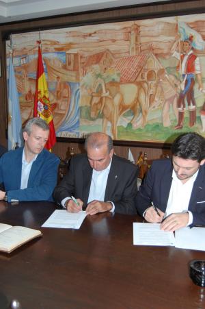 Vicepresidente de la Xunta y secretario xeral da Emigración en la firma del convenio con el Centro Gallego de Mar del Plata. 
