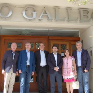 El vicepresidente de la Xunta y el secretario xeral da Emigración con la colectividad gallega de Mar del Plata. 