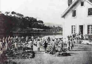 Alumnos y alumnas en una clase de gimnasia, en el exterior de la escuela de la Ramallosa, donada por Manuel L. Lemos, 1923. 