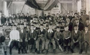 Alumnos de la escuela «La Antorcha» de Cristiñade, en Ponteareas, en el día de la Fiesta de la Raza, 1922. 