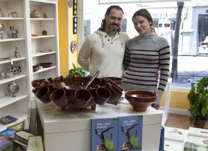 Diego Castelao e María Carreira, na libraría Aturuxo, especializada en literatura galega, que acaban de abrir en Madrid. / SANTI BURGOS