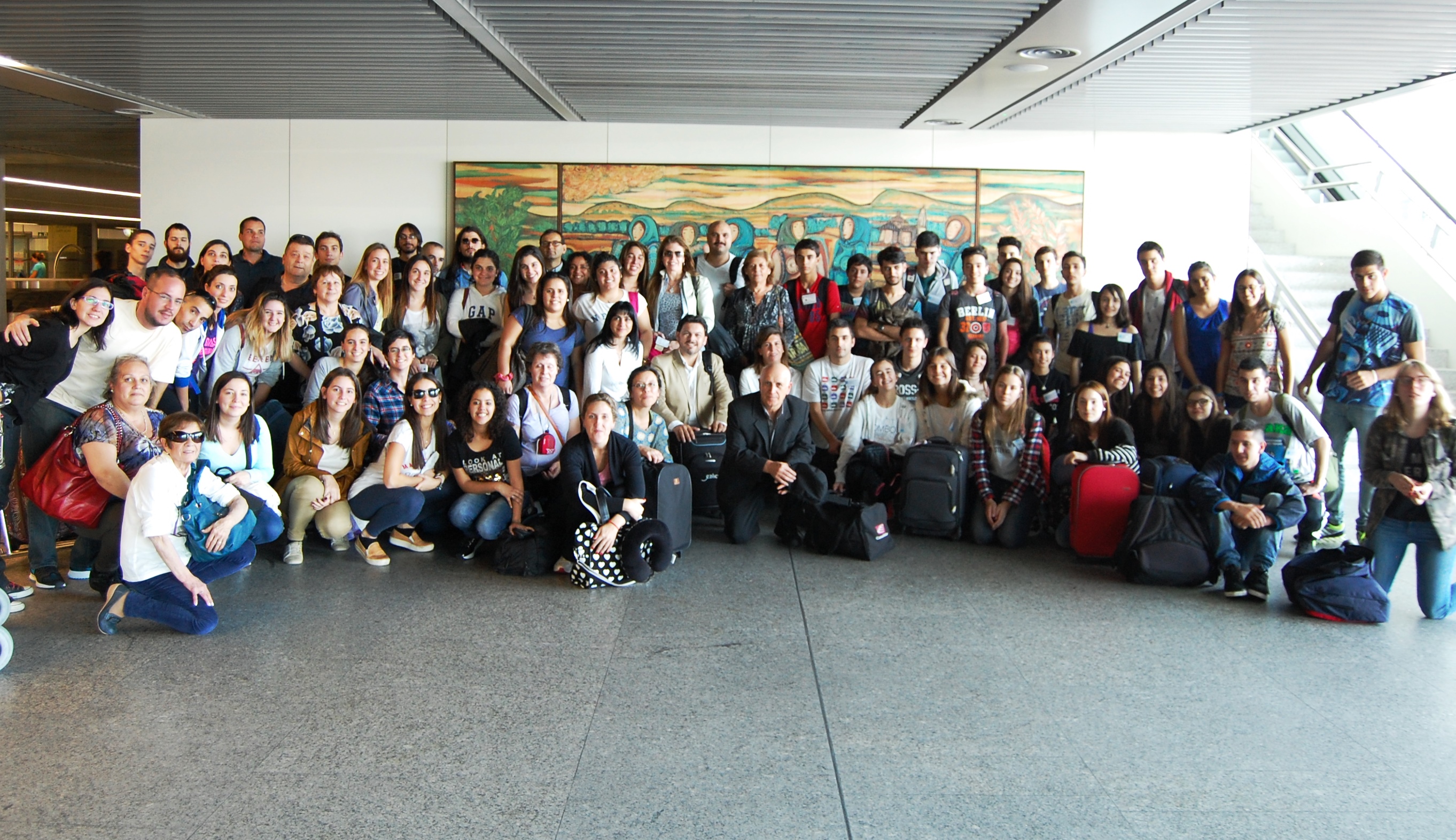 Na imaxe, Miranda e Cecilia Vázquez posan cos e coas participantes dos programas 'Conecta con Galicia' e 'Escolas Abertas' que hoxe chegaron ao aeroporto de Lavacolla (Santiago de Compostela)