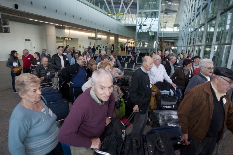 Imaxe de arquivo da chegada ao aeroporto de Santiago de Compostela das e dos participantes na edición de 2014