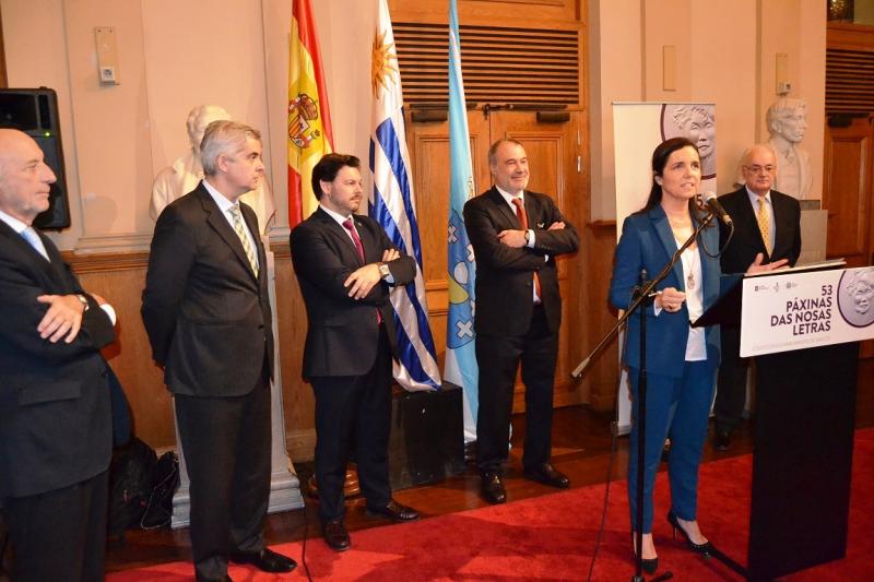 A presidenta do Parlamento de Galicia, Pilar Rojo, inaugurou no Tetaro Solís da capital uruguaia a mostra ’53 páxinas das nosas letras’