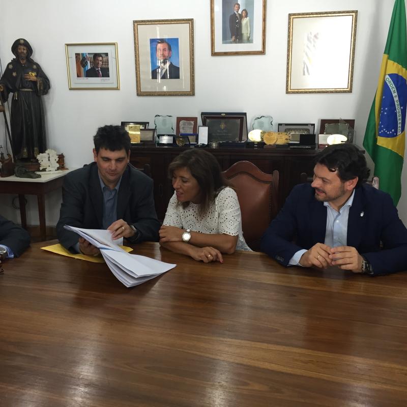La conselleira de Traballo e Benestar y el secretario xeral da Emigración, durante la firma del convenio con la Peña Galega de la Casa de Espanha de Río de Janeiro