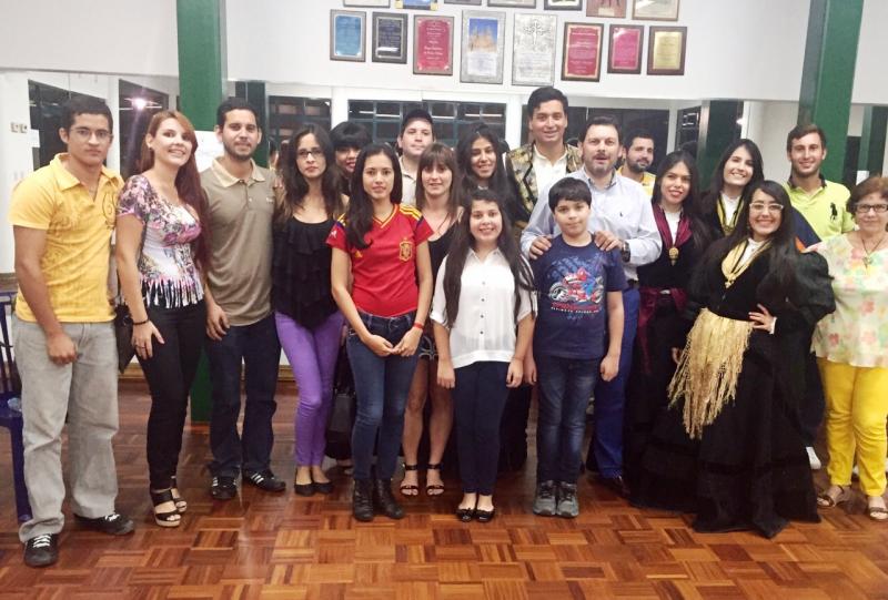 En la imagen, el secretario xeral da Emigración con las mozas chicas y chicos gallegos de Puerto La Cruz
